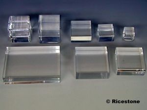 8i) Socle acrylique, présentoir pour minéraux 10x9x1 cm