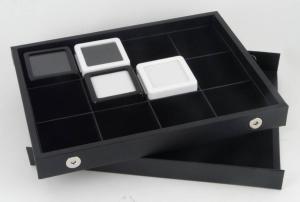 3b) Coffret avec 12x casiers de 5.5x5.5 cm pour collection.