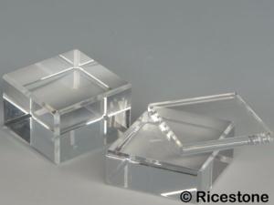 Socle plexiglas, plaque acrylique biseauté sur tous les angles 8x8x1cm,  présentation de minéraux.