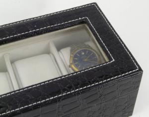 Dtail du coffret de montre avec surpiquage du cuir