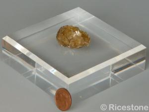 https://www.ricestone-france.com/Files/21477/Img/20/socle-acrylique-transparent-biseaute-pour-mineraux-10x10x3-cm-r0.jpg